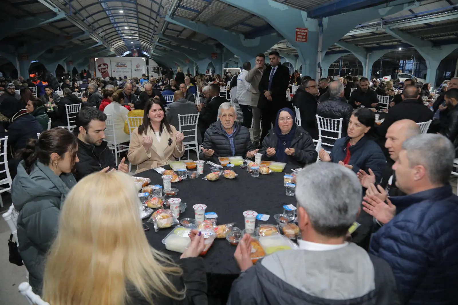 EDİRNE’DE RAMAZAN BEREKETİ: BALKAN PAZARI’NDA BÜYÜK İFTAR SOFRASI
